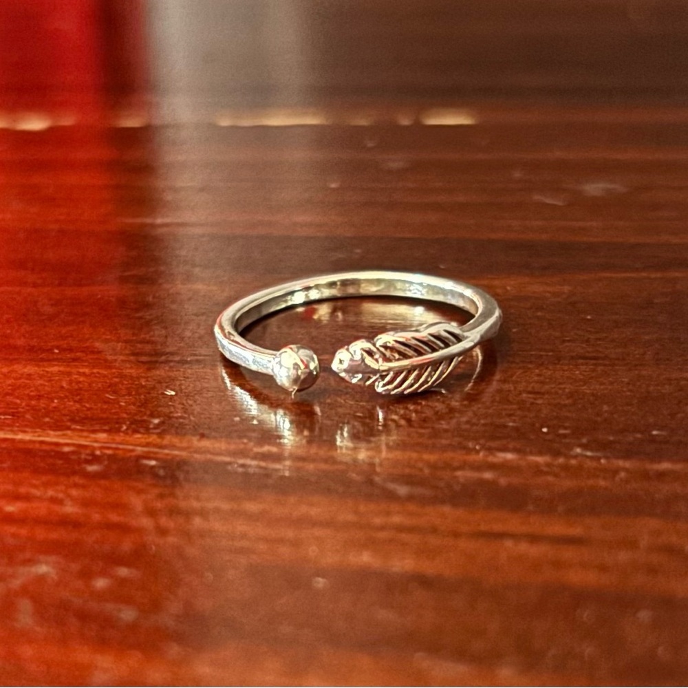 Elegant Silver Leaf Ring